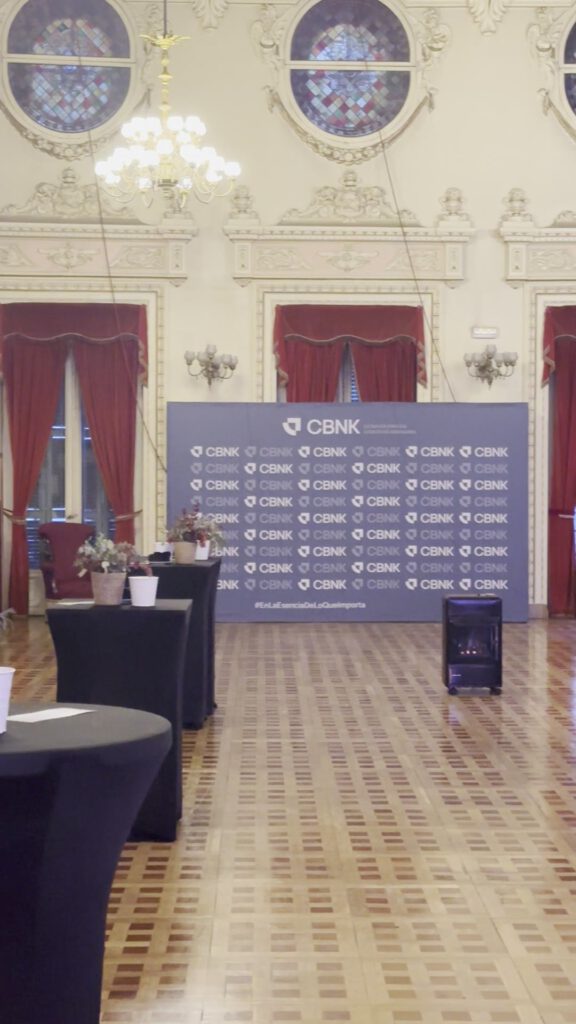 Photocall de CBNK en el salón del evento de presentación de su oficina en Valladolid