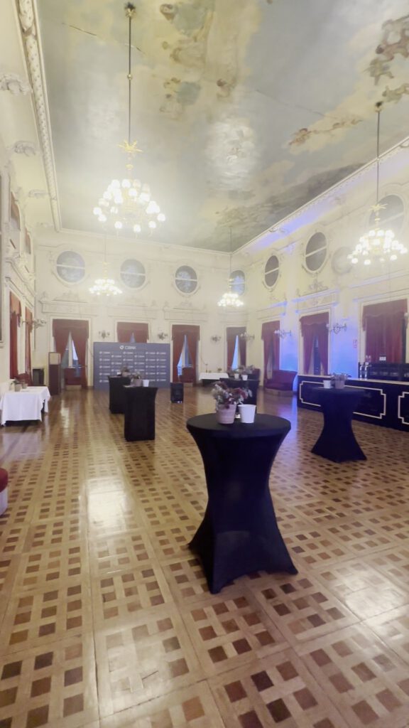 Vista general del salón montado para la presentación de la oficina de CBNK en Valladolid
