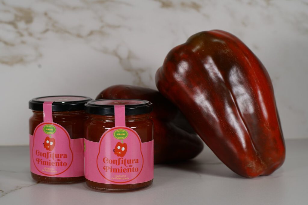 Confitura de pimiento Hortalizas Mauri junto a pimientos rojos, fotografía de producto