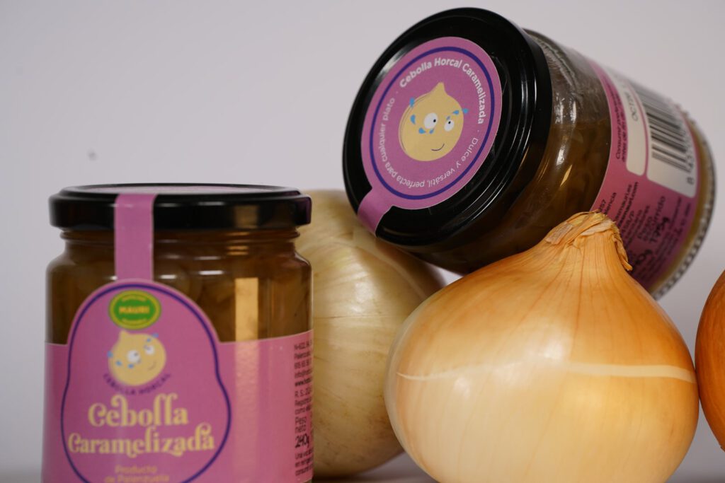 Cebolla caramelizada Hortalizas Mauri con cebollas frescas, fotografía de producto para packaging